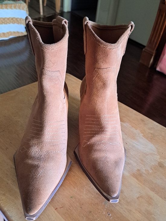 Internationally blank Kari Shoes - Women's Suede Pointed-Toe Ankle Booties in Tan